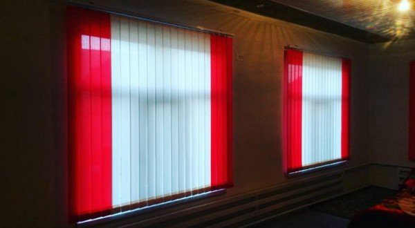 Вы сейчас просматриваете Вертикальные жалюзи, красный с белым